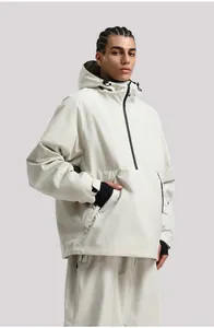 Detalle de chaqueta de esquí cortavientos blanco crema con bolsillo canguro y puños ajustables