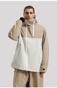 Détail de la veste de ski bicolore avec col montant coupe-vent et capuche intégrée