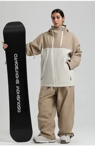 Détails d'une tenue de ski professionnelle imperméable en coloris kaki et crème