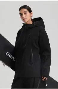Details einer schwarzen Damen-Skijacke mit wasserdichten Reißverschlüssen und Kapuzendesign