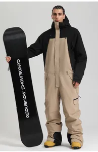 Tenue de ski pro pour hommes avec veste imperméable jaune et noir et pantalon à bretelles kaki