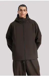 Vorderansicht von braunem wasserdichtem Ski-Set mit Kapuzenjacke und lockerer Hose
