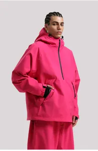 Vista lateral del anorak de esquí rosa con tejido impermeable y detalle de media cremallera