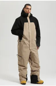 Détail de la combinaison de ski kaki et noire avec capuche coupe-vent et sangles