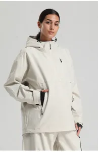 Detail von wasserdichten Reißverschlüssen und Bündchen an einem cremefarbenen Ski-Anorak