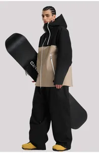 Détail d'un ensemble de ski bicolore avec veste à capuche et fermetures imperméables