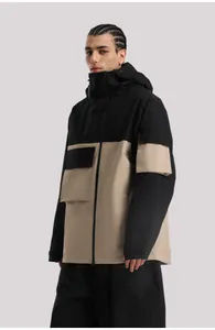 Détail de veste de ski imperméable avec poches cargo et design patchwork de couleurs mixtes