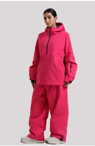 Vista detallada del traje de esquí rosa impermeable con capucha y botas profesionales