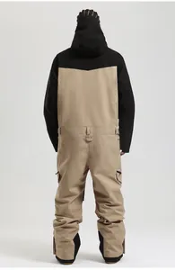 Vue arrière détaillée d'une combinaison de ski professionnelle imperméable pour homme