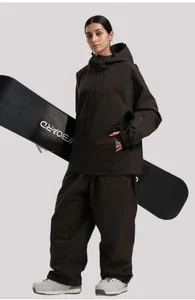 Detail eines dunkelbraunen wasserdichten Skianzugs mit Kapuzenjacke und passender Hose für Sport