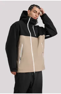 Détails d'une veste de ski à capuche bicolore avec zips blancs et tissu imperméable