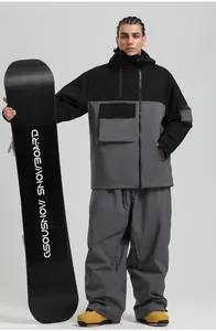 Détail de la veste de ski cargo à poches multiples et pantalon de neige ample