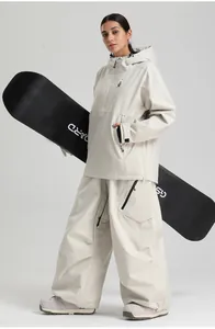 Detail der cremeweißen wasserdichten Skijacke mit mehreren Taschen und Kapuze