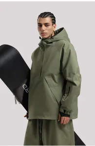 Detalle del traje de esquí anorak verde oliva con puños con orificio para el pulgar