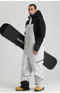 Vue complète de la combinaison de ski monobloc noir et blanc en tissu technique étanche