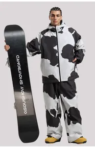Professioneller Herren-Skianzug im schwarz-weißen Kuhmuster-Design mit einem Snowboard