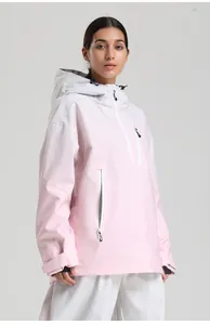 Detail der lockeren Damen-Skijacke mit Kapuze und pink-weißem Patchwork-Design, wasserdicht