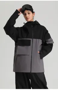 Détail de la veste de ski imperméable avec poches cargo et design contrasté noir et gris