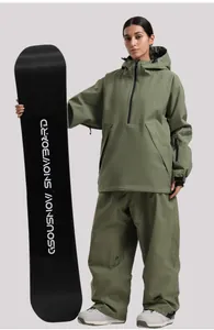 Detalle de traje de esquí anorak verde oliva con capucha, bolsillo frontal y pantalón a juego