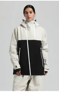 Détail de la veste de ski imperméable avec col coupe-vent haut et design contrasté