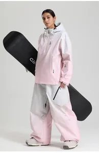 Detail eines pink-grauen Skianzugs für Damen mit wasserdichter Kapuzenjacke und Hose