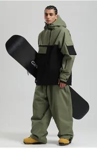 Détail d'une combinaison de ski imperméable vert olive et noire avec poches cargo