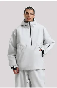 Vista detallada del traje de esquí gris claro con chaqueta con capucha y pantalón técnico