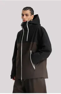 Détail de la veste de ski bicolore avec fermetures éclair étanches et tissu technique