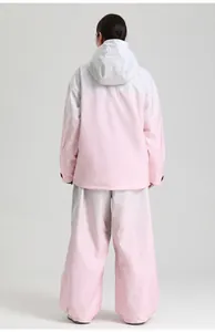 Rückansicht der professionellen Ski-Kapuzenjacke für Damen mit weiß-rosa Farbverlauf