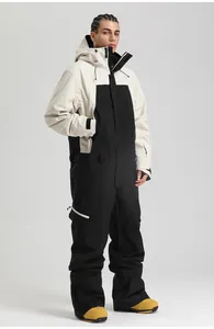 Détail d'une combinaison de ski homme une pièce en tissu imperméable noir et blanc contrasté