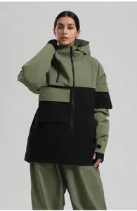 Détail de la veste de ski vert olive avec tissu coupe-vent et poches utilitaires pratiques