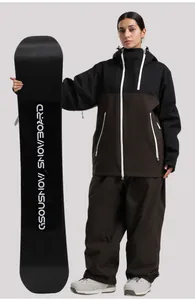 Vue complète de l'ensemble veste et pantalon de ski professionnel imperméable bicolore