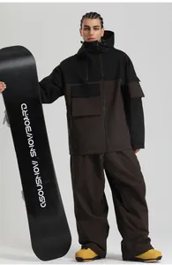 Détail d'une tenue de ski pour hommes avec veste multipoches et pantalon large