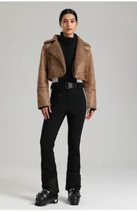 Détail veste de ski en daim marron avec polaire et combinaison de ski ajustée