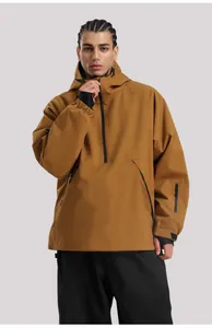 Detalle de anorak marrón con capucha que muestra la media cremallera y los cordones