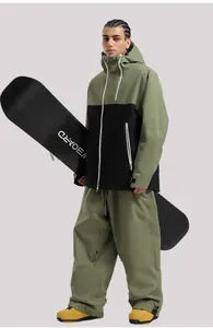 Détail des fermetures éclair étanches et du col haut sur une tenue de ski pro bicolore