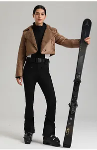 Détail d'une combinaison de ski ajustée avec veste à col lainé et ceinture à la taille