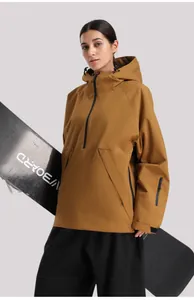 Detalle del anorak de esquí impermeable con cremallera media, capucha y bolsillo manga