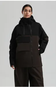 Vue détaillée de la veste de ski cargo pour femme avec fermetures éclair étanches et poches