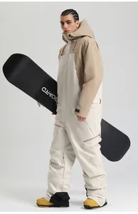 Détail d'une combinaison de ski professionnelle une pièce avec poches cargo stylées