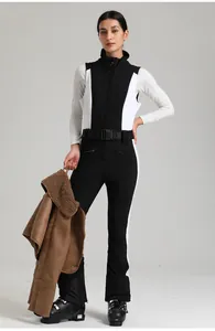 Vue détaillée de la combinaison de ski ajustée pour femme avec ceinture et design color-block