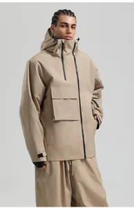 Détail de la veste de ski kaki avec poches cargo tactiques et poignets coupe-vent