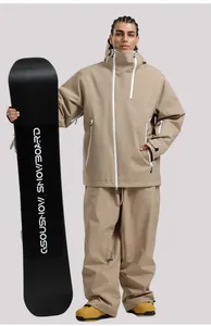 Détail d'une combinaison de ski professionnelle kaki avec fermetures éclair étanches