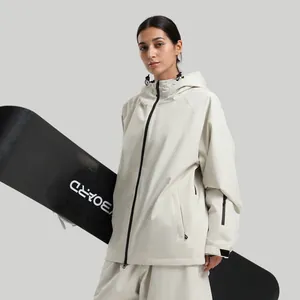 Wasserdichtes Skianzug-Set in Off-White für Damen und Herren bei Wintersport