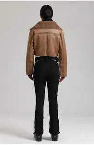 Vue arrière de la veste de ski en daim marron avec col sherpa et pantalon noir à rayures