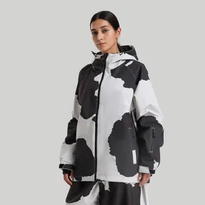 Damen Skijacke mit Kuhmuster, wasserdicht mit Kapuze und funktionellen Taschen