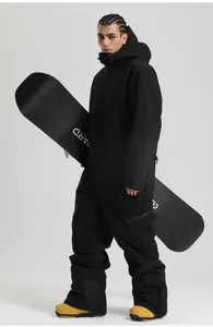 Détail d'une combinaison de ski noire pour homme avec zips et tissu imperméable durable