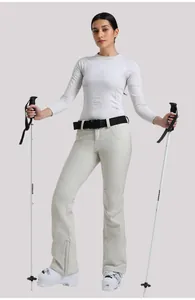 Dettaglio dei pantaloni da sci attillati da donna con cerniere sul fondo gamba