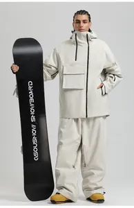 Détail du zip étanche et grande poche frontale sur un ensemble de ski beige clair