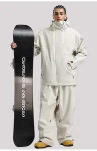 Détails de la combinaison de ski beige imperméable avec col haut et conception coupe-vent
